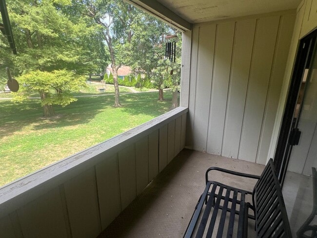 Building Photo - 2 Bedroom Condo in Colony West - Available...