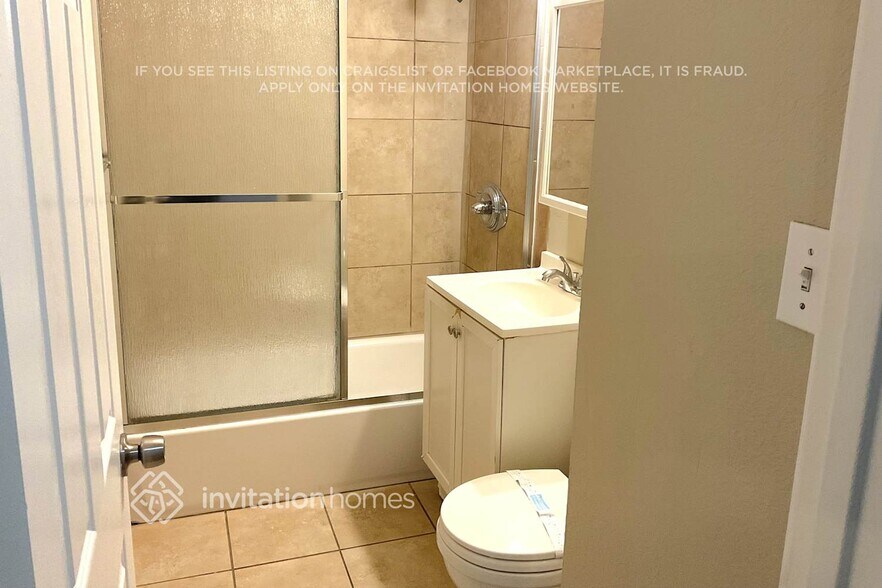 Building Photo - 8440 Hazeltine Ave