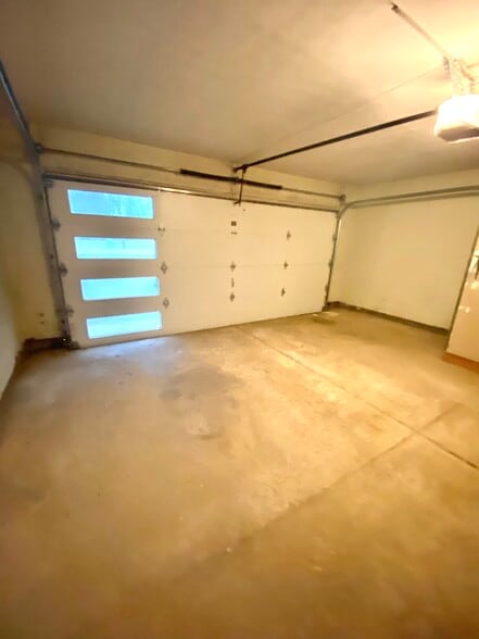 1.5 car garage entryway - 9030 Reed Rd