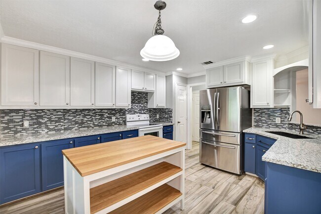 Building Photo - 22806 Lantana Dr