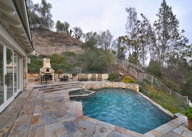 Building Photo - 5 Bed, 4.5 bath estate located in guard gated Hidden Hills Neighborhood