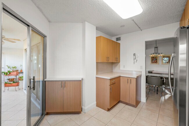 Building Photo - 3871 Via Poinciana