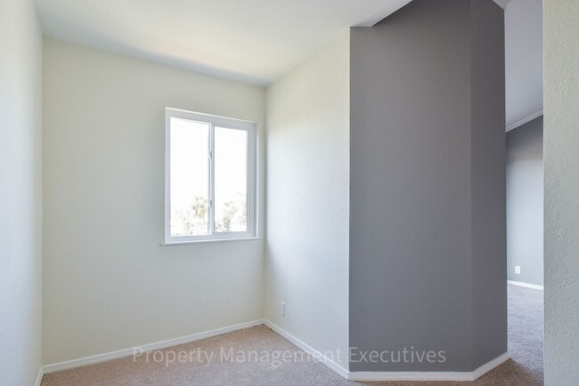 Building Photo - Renovated 2 Bedroom, 2.5 Bath Townhome