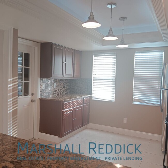 Building Photo - 2 bed 2 bath with a pool