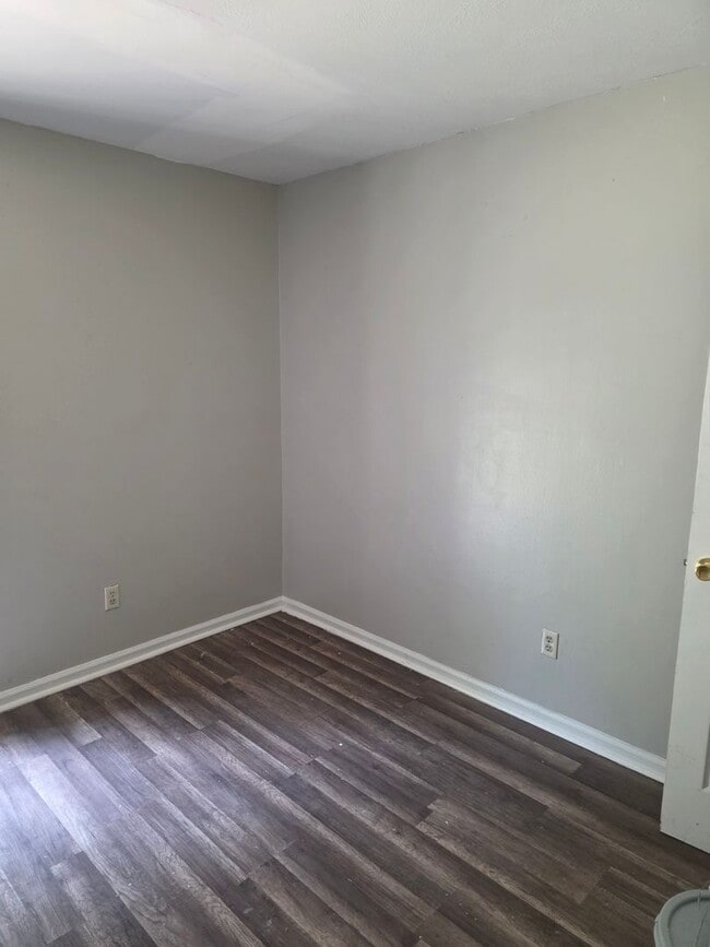Building Photo - 3 Bedroom End Unit