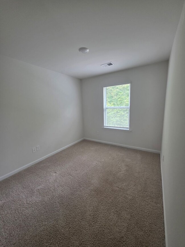 Building Photo - Perfectly Located Townhome