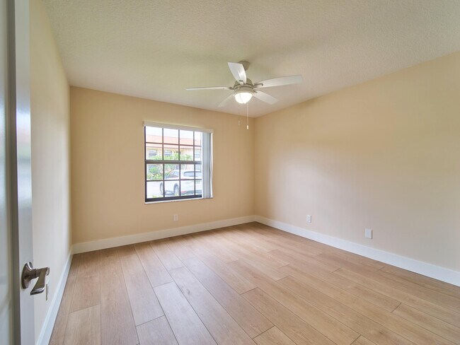 Building Photo - 1101 Pinecrest Cir