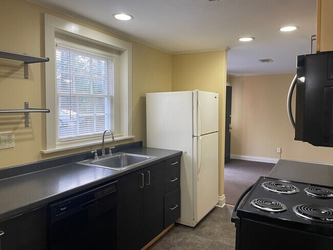 Building Photo - 2 Bed, 1 Bath Apartment