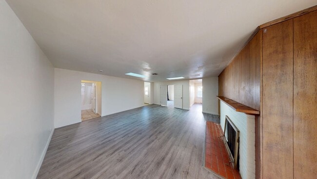 Building Photo - Large 7 Bedroom house on Dorothy - Steps off Campus!!