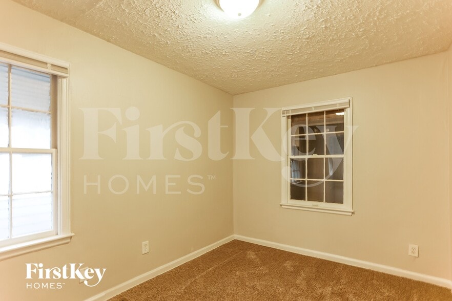 Building Photo - 2276 Dauphine St