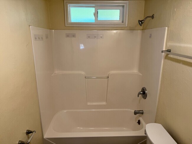 Building Photo - Updated 4 bedroom 1 bathroom house in Eugene!