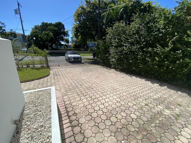 Building Photo - 1101 Bay Dr