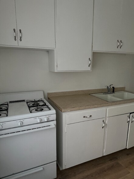 Primary Photo - 1828 N Kingsley Dr