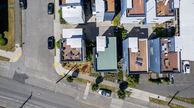 Building Photo - Air-Conditioned Standalone Townhome in Coveted Lincoln Park (1st Month Free)