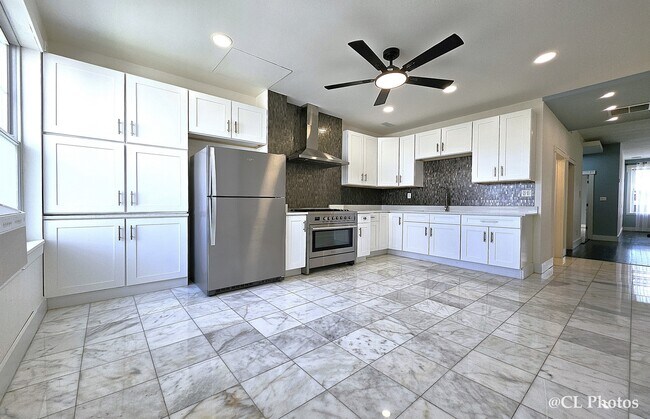Building Photo - 2924 W 38th Pl