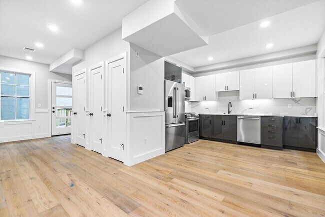 Building Photo - 300 Somerville Ave