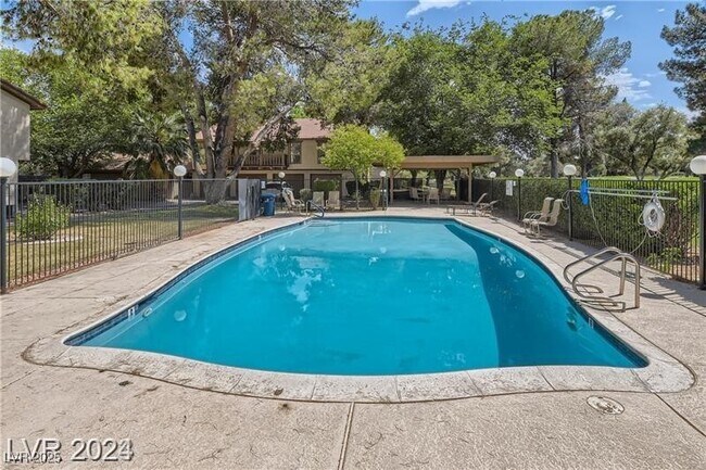 Building Photo - 3045 Pinehurst Dr