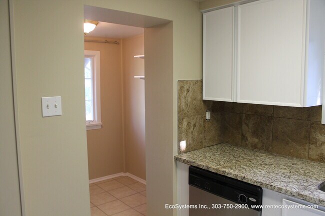 Building Photo - Highlands 1 Bedroom 1 Bath w/ Yard and Laundry!