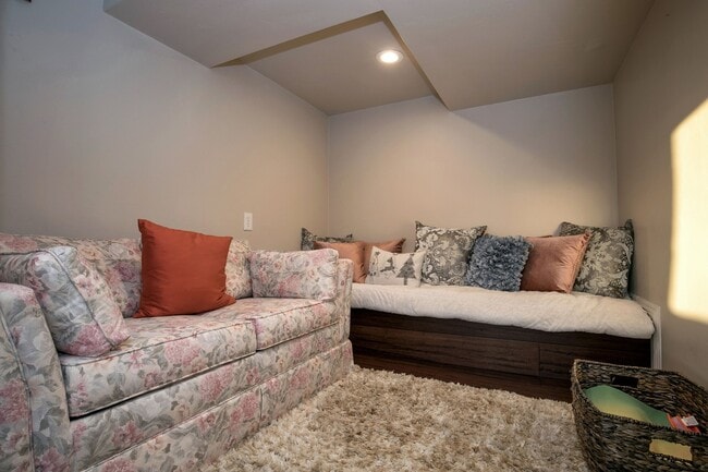 Building Photo - Gorgeous Lake View Condo