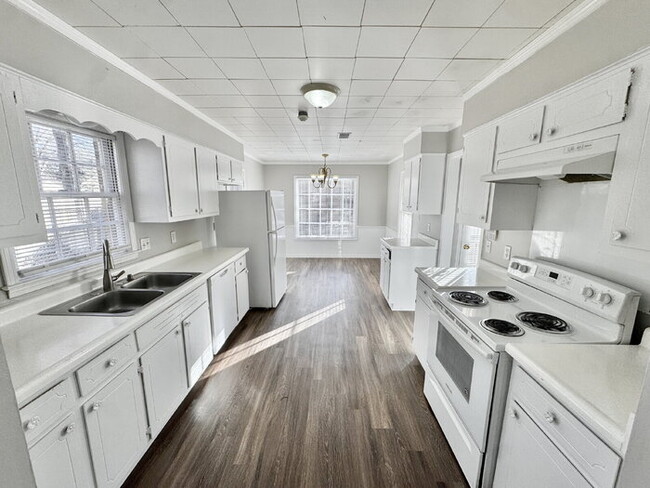 Building Photo - 6843 Amersham Dr