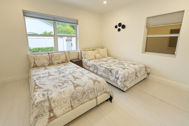 Building Photo - 1260 SW 32nd St