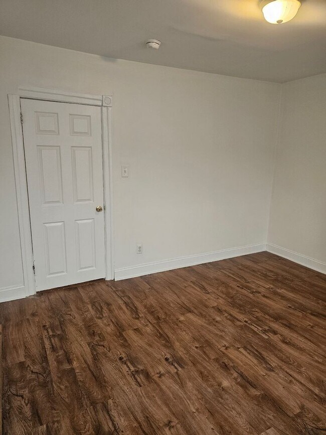 Building Photo - Well Priced Home - Elmwood Park