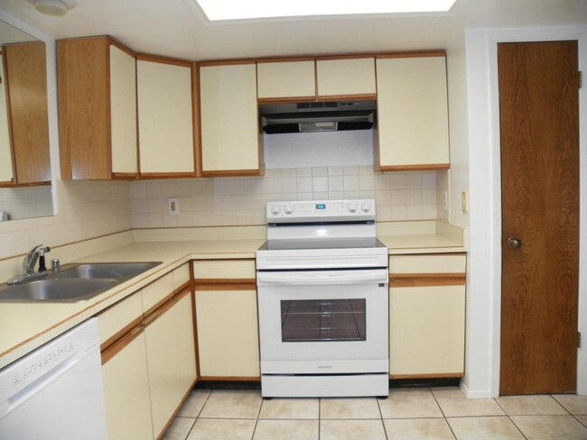 Building Photo - 823 Country Club Dr SE