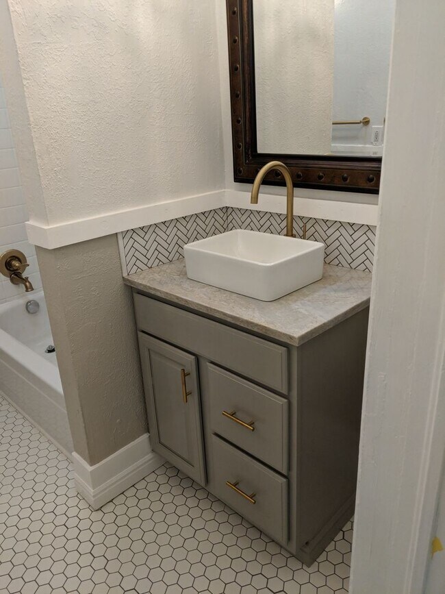 Building Photo - Beautiful Home!  Perfect combo of old world charm with modern finishes & ammenities!