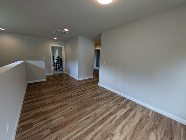 Building Photo - Pristine Bremerton 3 Bedroom Home AVAILABL...