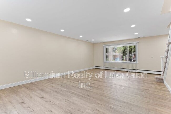 Building Photo - 24034 Meadowlark St