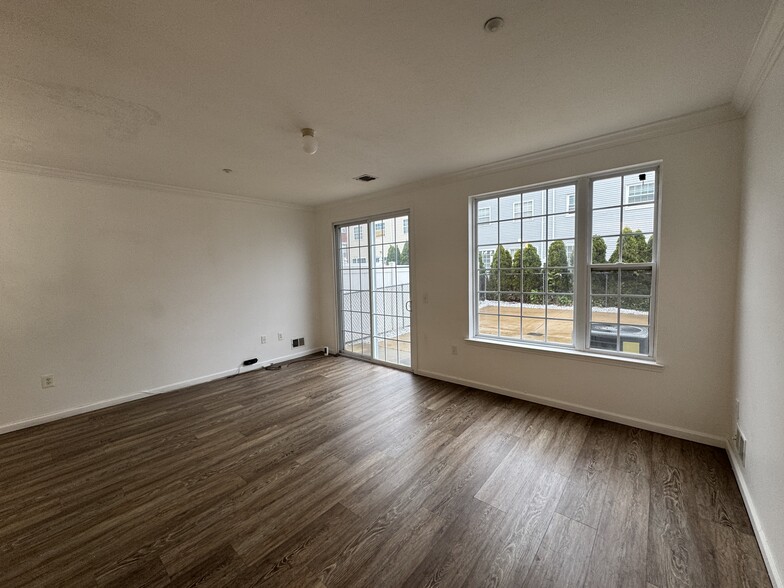 Building Photo - 143 Admiral Ln