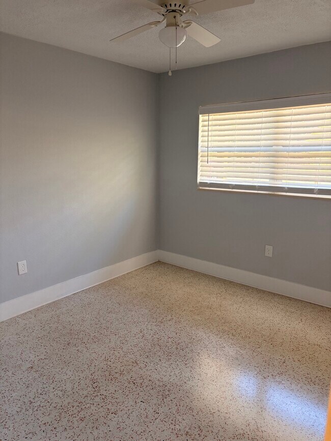 Building Photo - 4018 Lakewood Rd