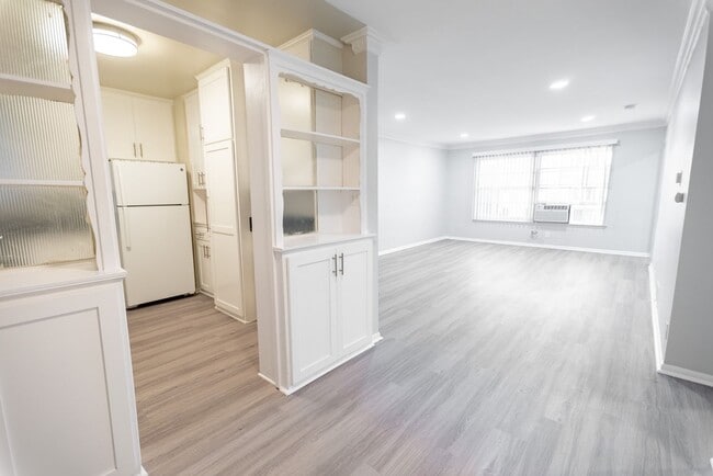 Interior Photo - 611 Levering Ave