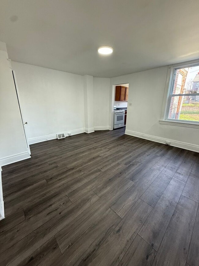 Building Photo - 2-Bedroom Home with Fenced Yard – Minutes from Downtown Pittsburgh