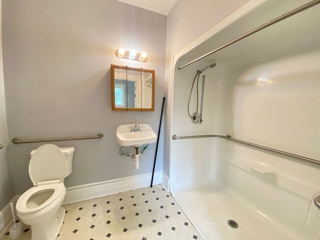 Building Photo - 9 Bed 5 Bath Historic Home - Commercial Use