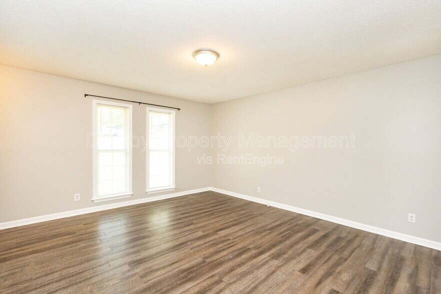 Building Photo - 901 Forest Dale Ln