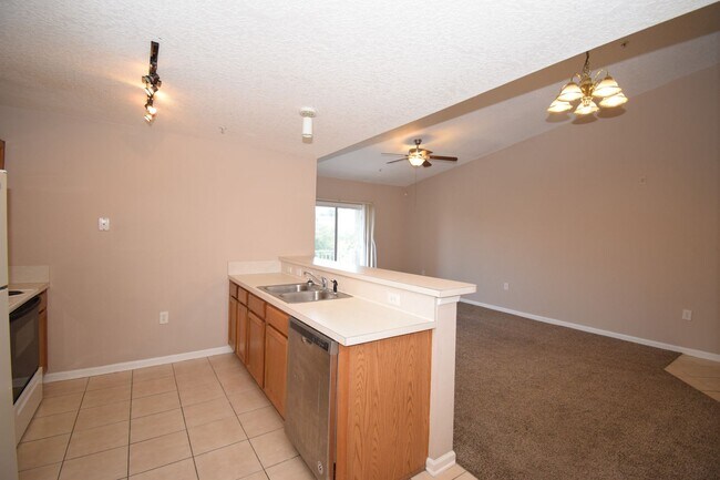 Building Photo - WOW! 2/2 in Merrill Pines Gated Community