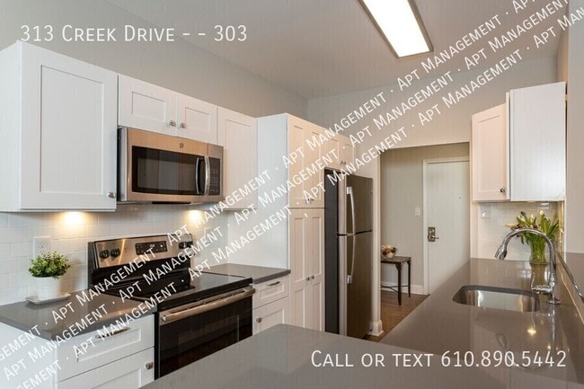 Building Photo - 313 Creek Dr