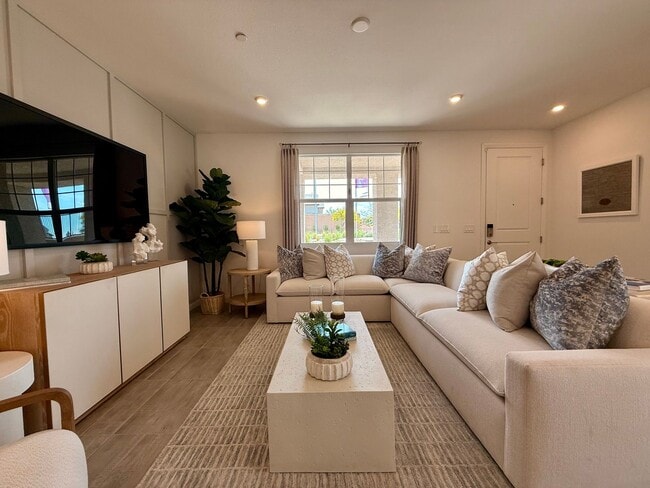 Building Photo - FULLY FURNISHED 3 BED 2.5 BATH 2 CAR GARAG...