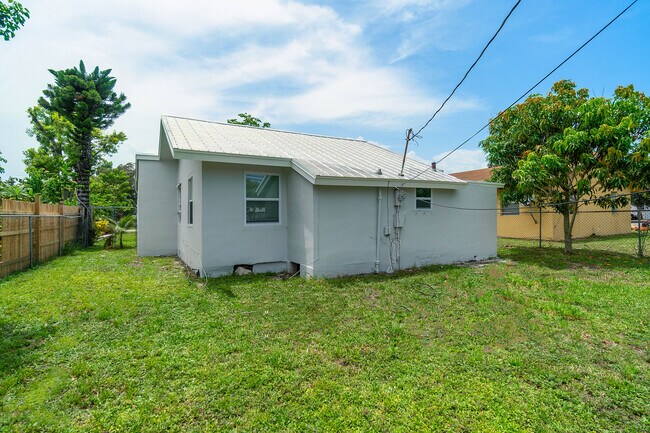 Building Photo - 137 SW 9th Ave