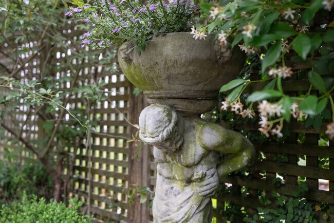 Building Photo - 1023 Crawford St