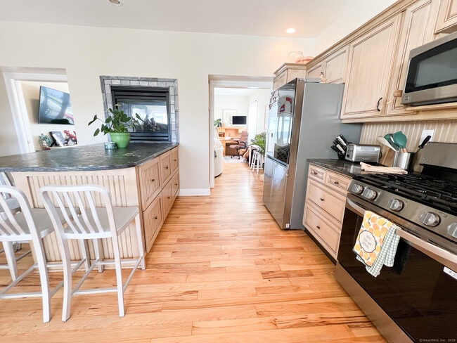 Building Photo - 712 E Broadway