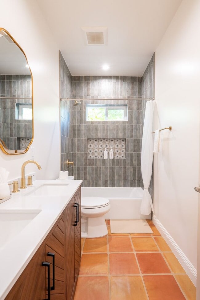 Building Photo - Contemporary New home in Monrovia