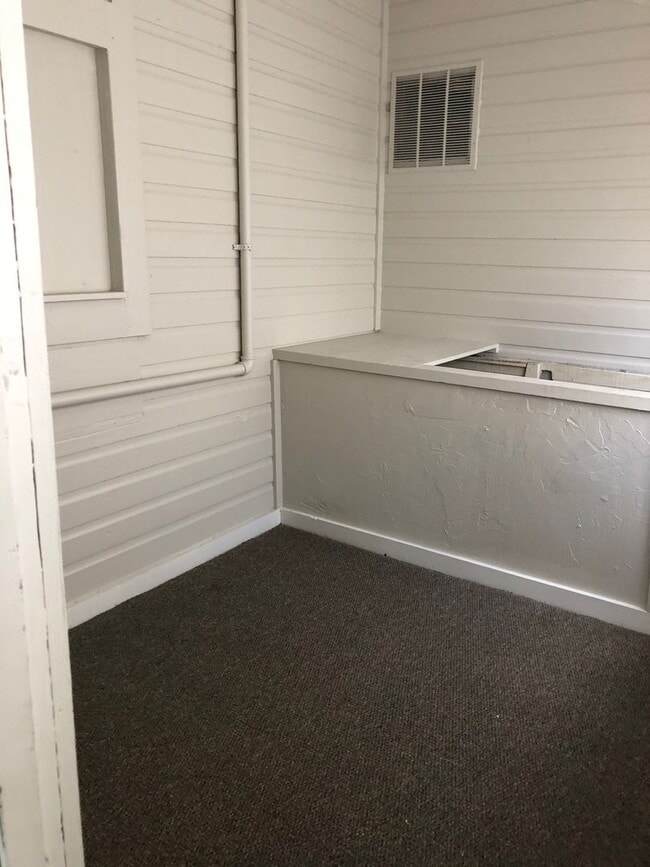 Building Photo - 1400 7th Ave