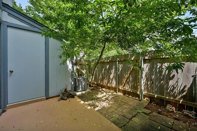 Building Photo - 1411 Gracy Farms Ln