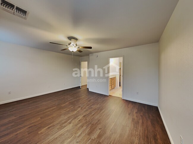 Building Photo - 309 W Vuelta Friso