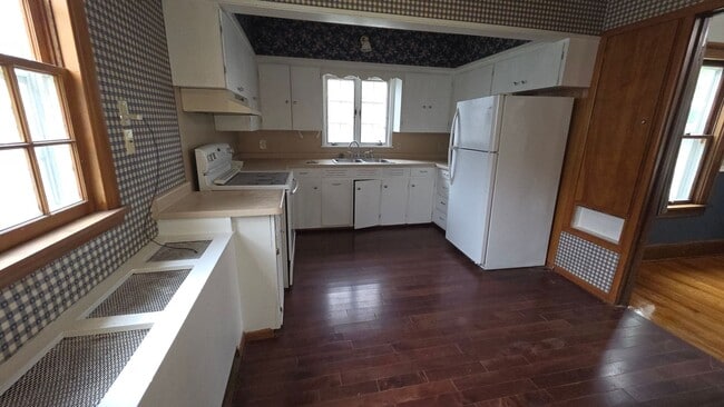 Building Photo - 4 bed 2 bath home
