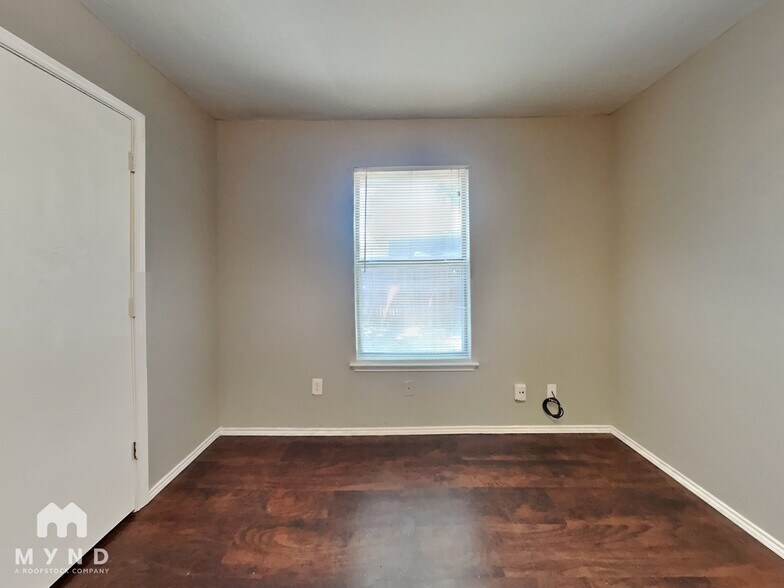 Building Photo - 327 W Little Creek Rd