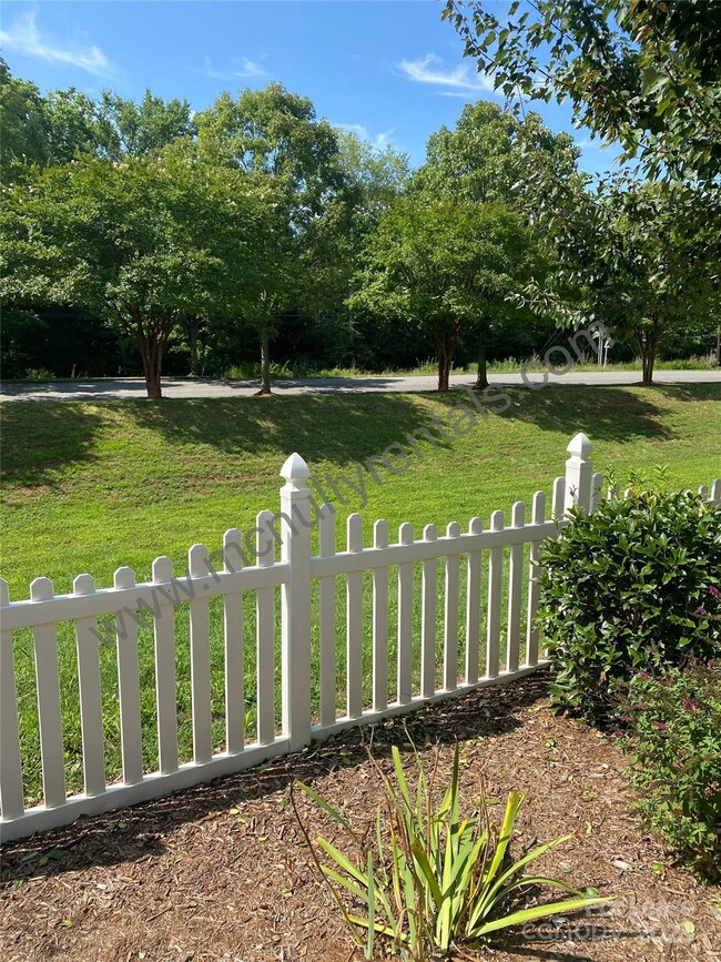 Building Photo - 4221 Courtly Ln