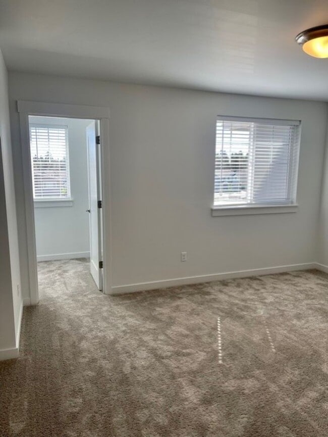 Building Photo - Gorgeous newer townhome in SE Bend!